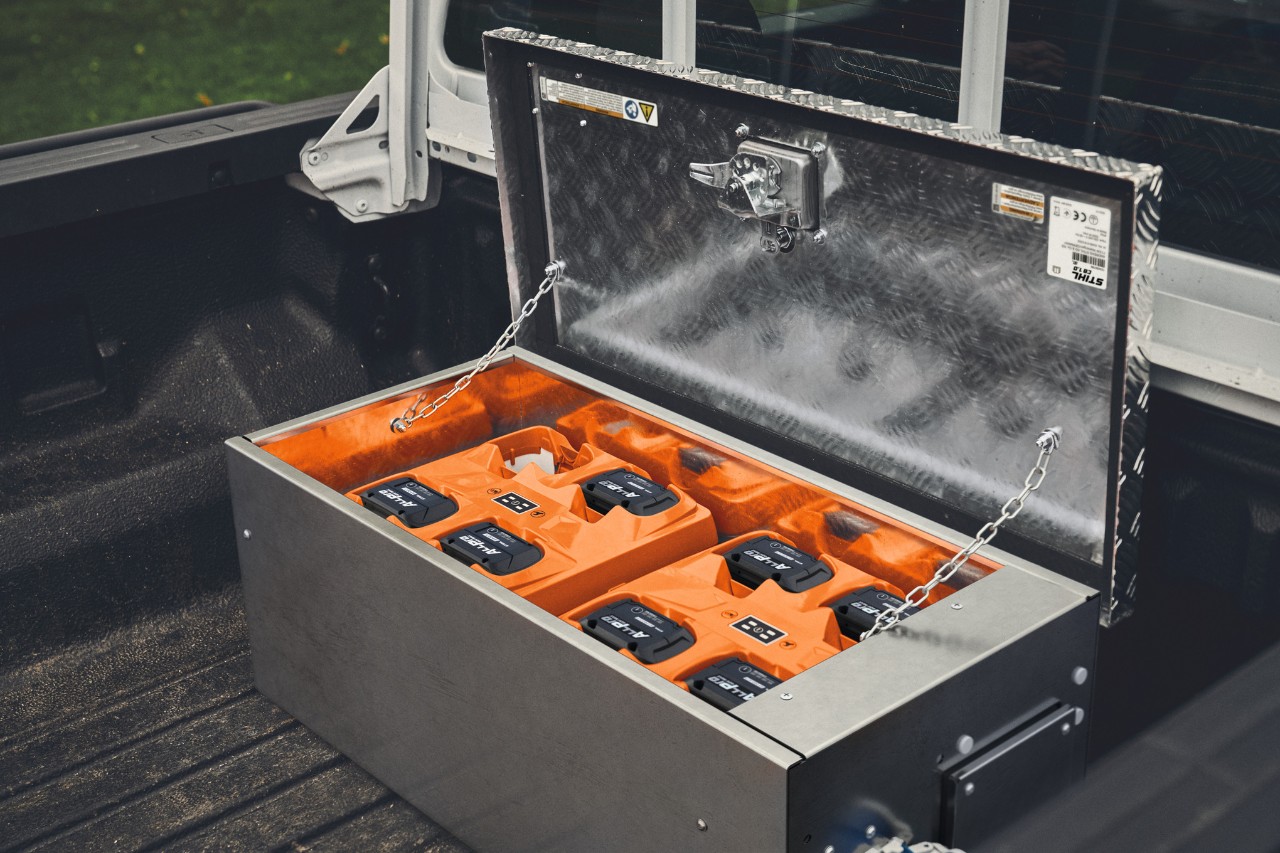 STIHL Ladestation CB 1 mit ALLPRO-Akkus auf Pickup-Ladefläche