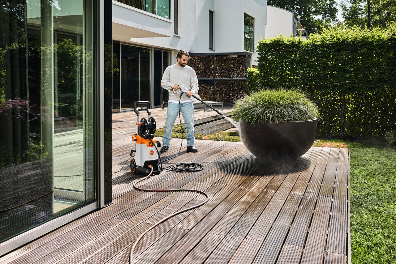 Privatanwender reinigt Holzterrasse mit dem STIHL RE 140 Vario Control