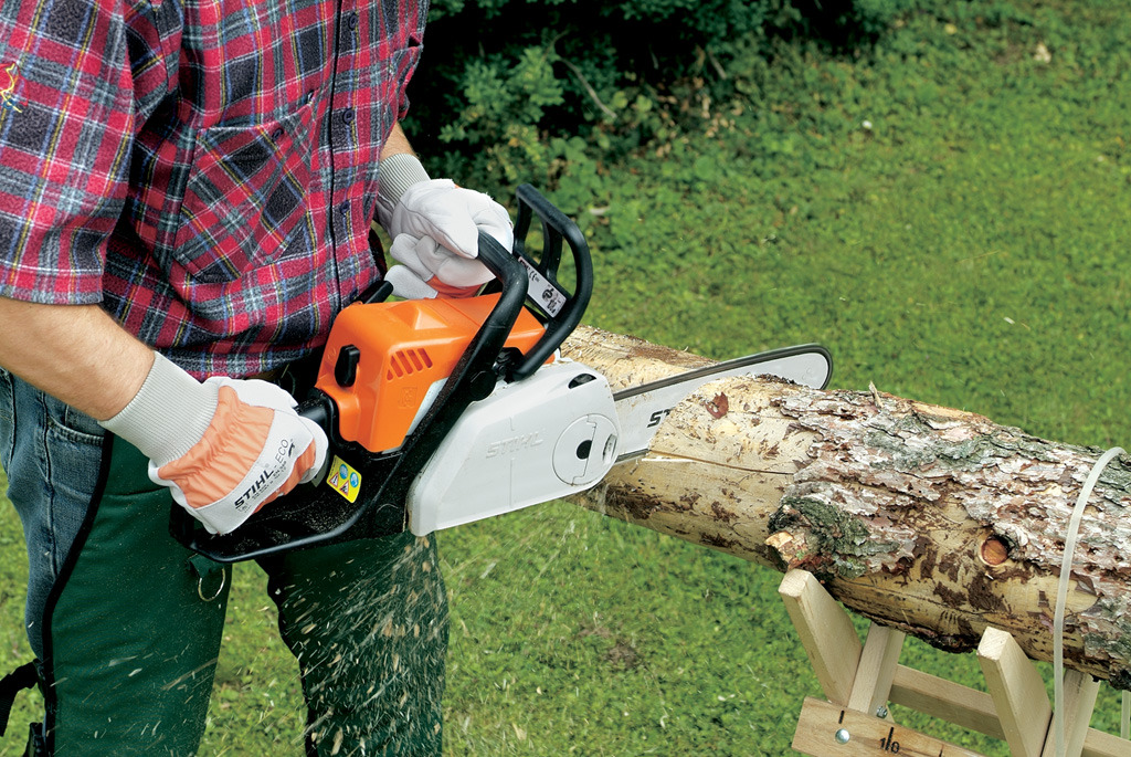 Mit STIHL Kettensäge den Korpus schräg abtrennen
