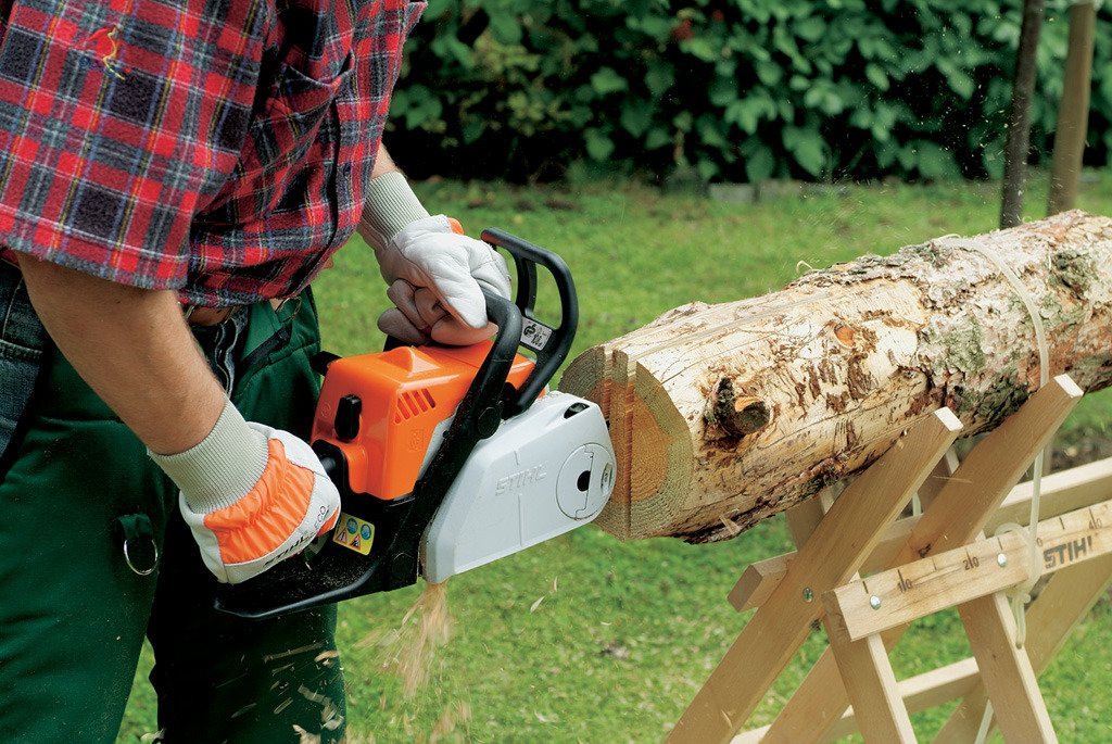 Mit STIHL Kettensäge das Nistkasten-Dach aus dem Stamm heraussägen