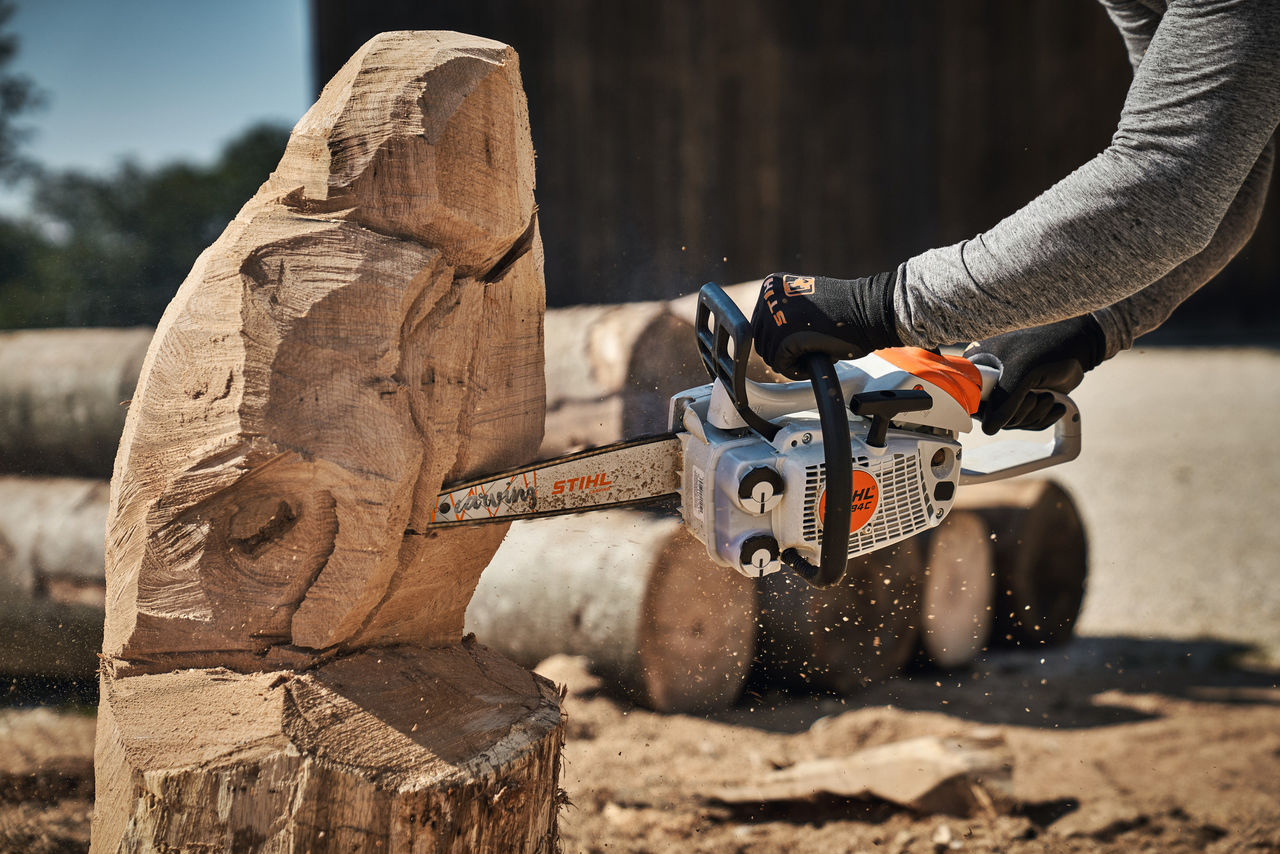 Nahaufnahme von der Nutzung einer STIHL Kettensäge beim Carving
