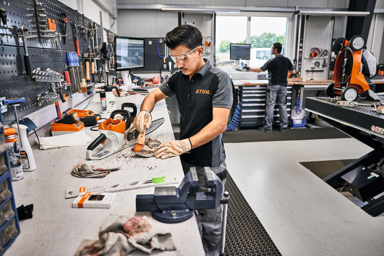 STIHL Motorsäge bei der Inspektion