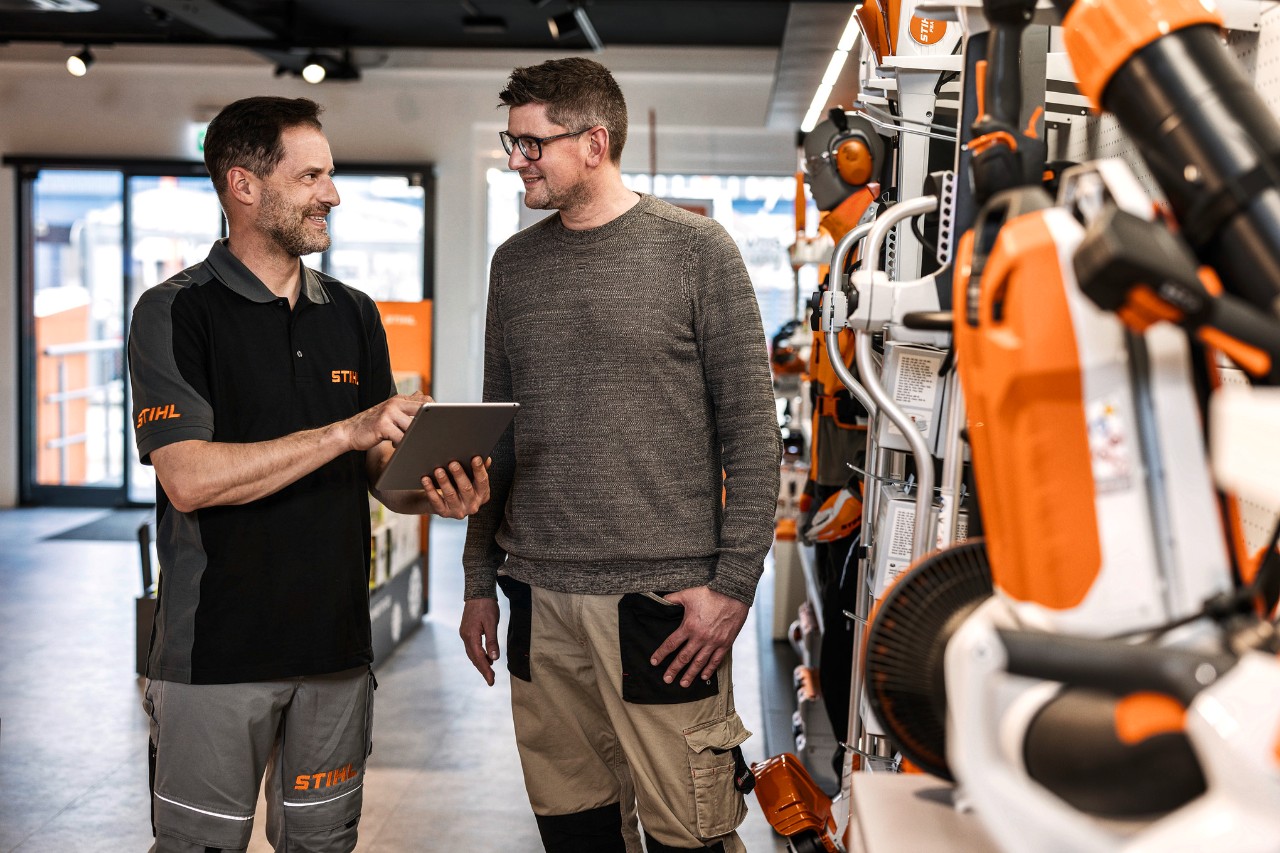 Produktberatung an einem STIHL Service Schalter.