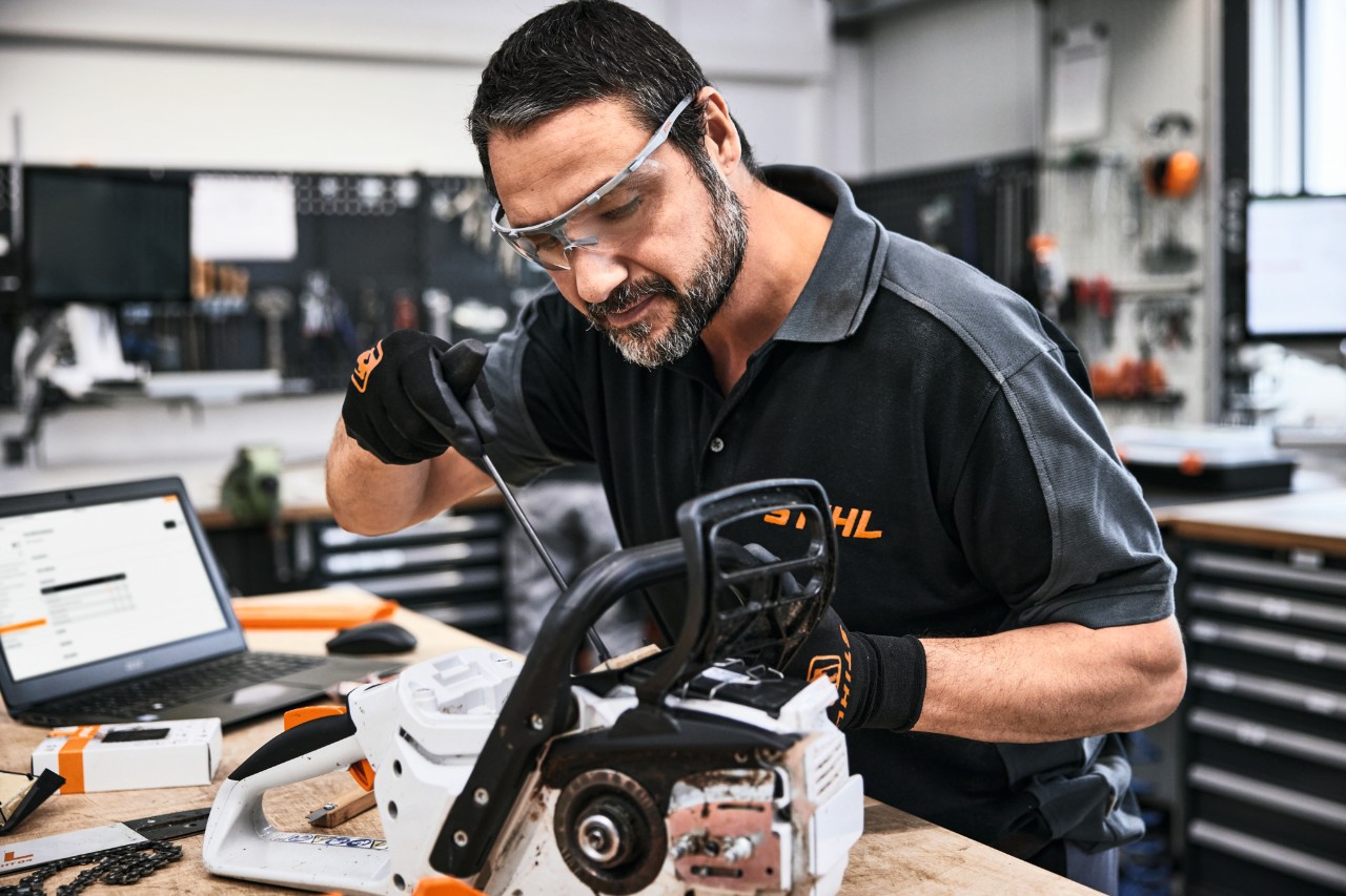 Produktberatung an einem STIHL Service Schalter.