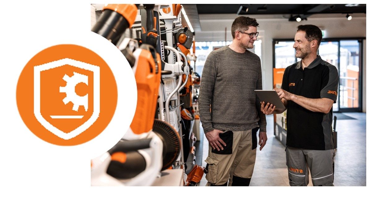 STIHL Mitarbeitende besprechen Service-Leasing-Optionen neben Industrierobotern in einer Produktionshalle